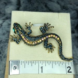 Sparkly lizard pin